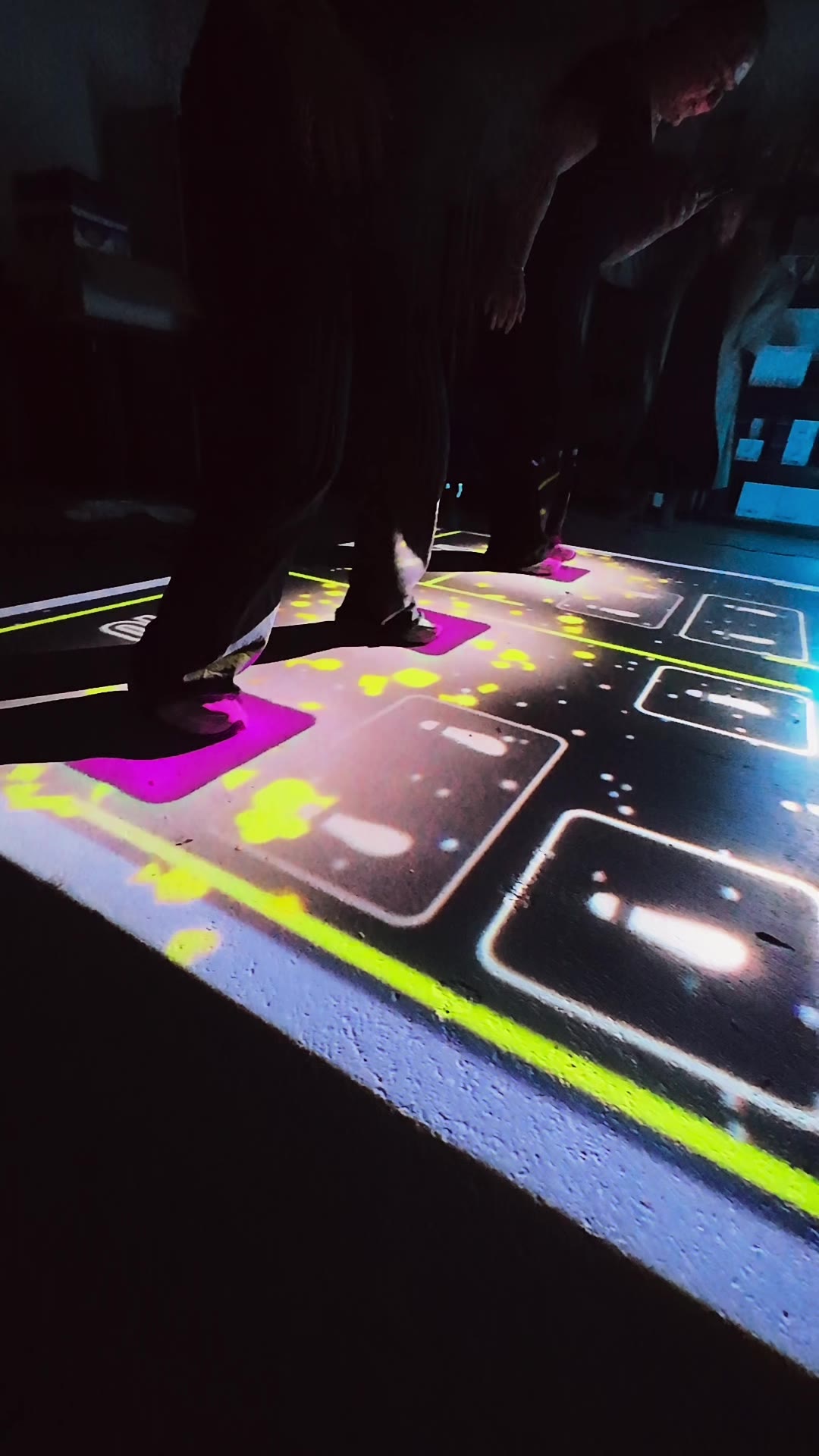 Spelers in actie op de interactieve vloer