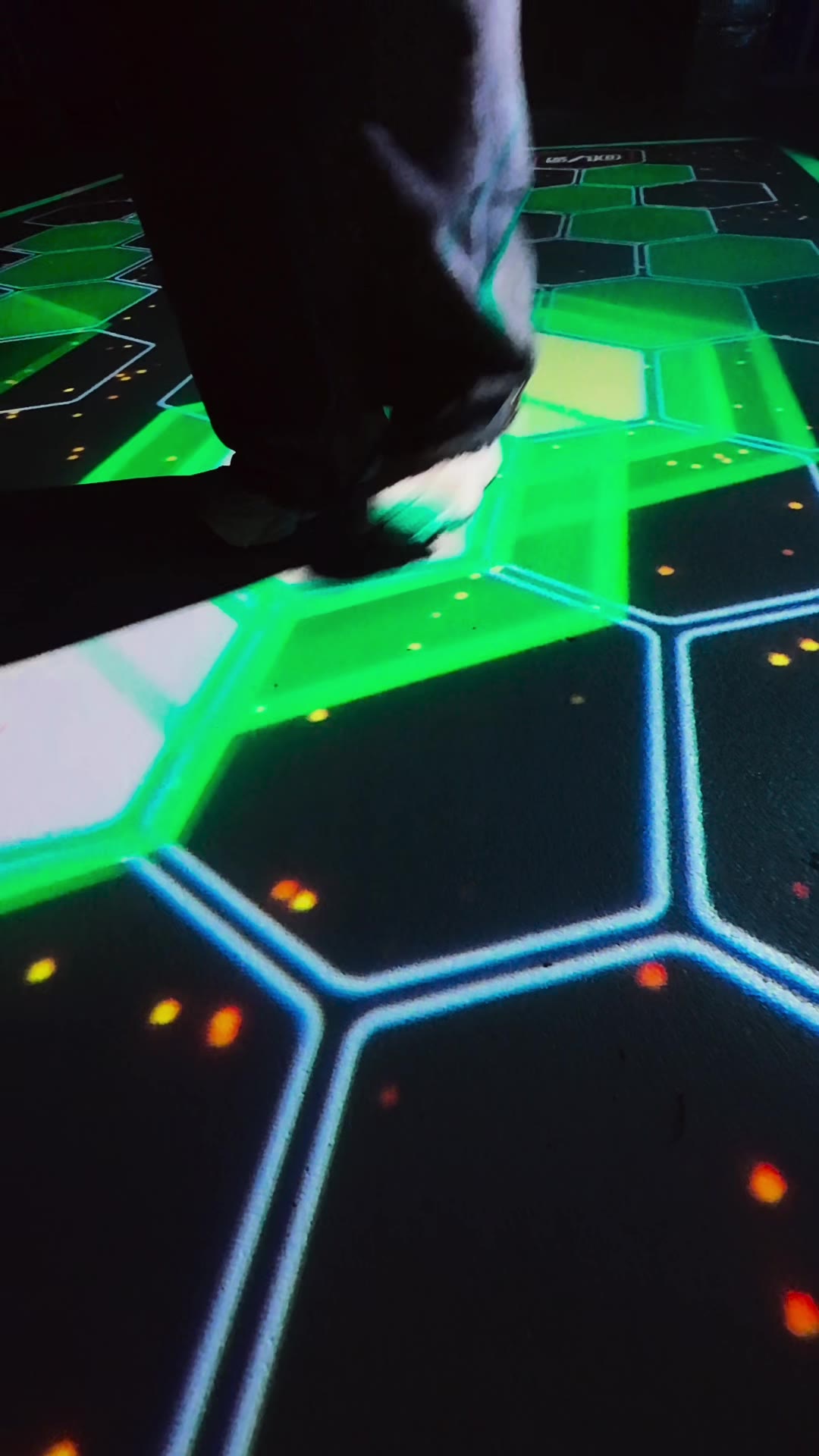 Groene hexagon op de interactieve vloer