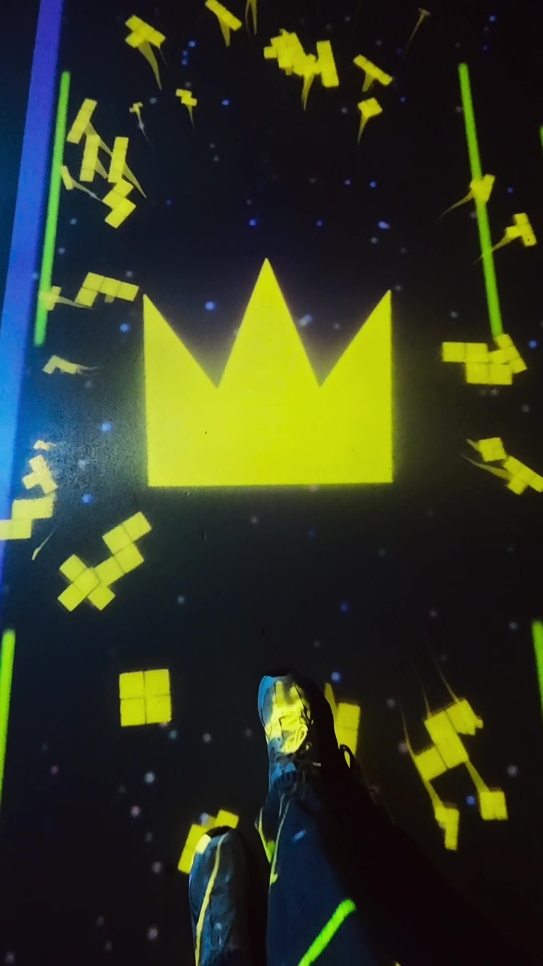 Winnaarsscherm met kroon op de interactieve vloer